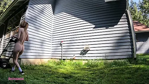 Bahçeyi düzeltiyor