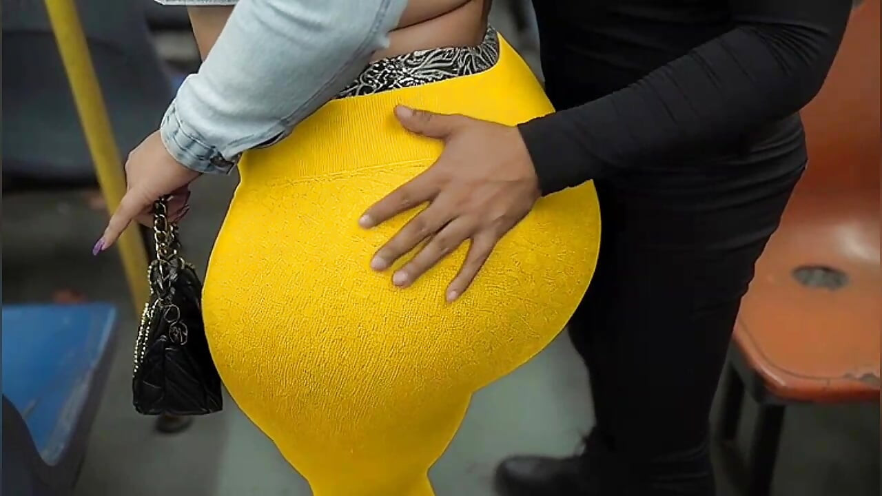 "Grandota enmascarada se burla de enorme culo en leggings amarillos brillantes en autobús público"
