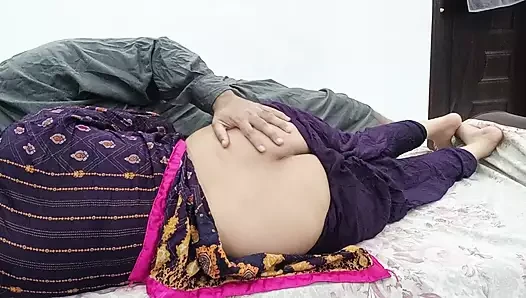 与我的印度继女分享的完整视频床