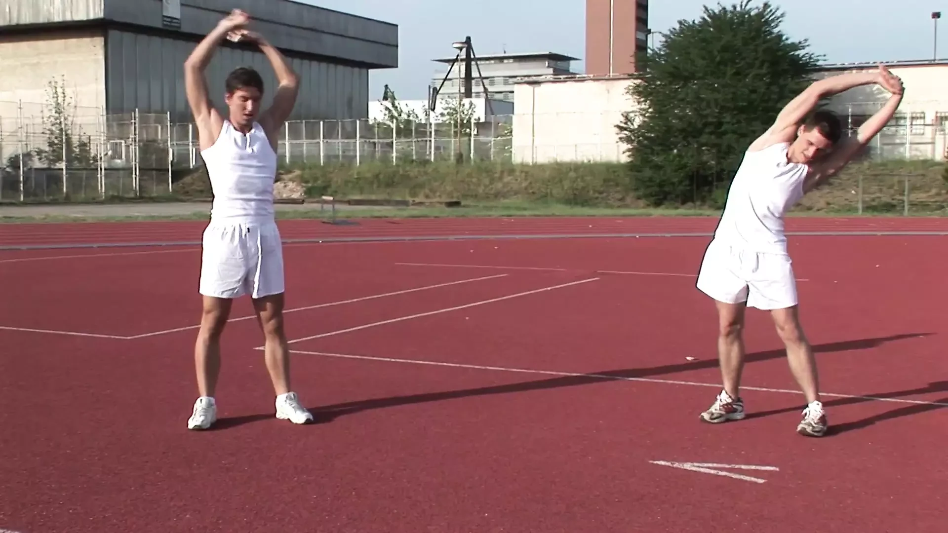 Çok azgın kaslı sporcular merdivenlerde götten sikişiyor