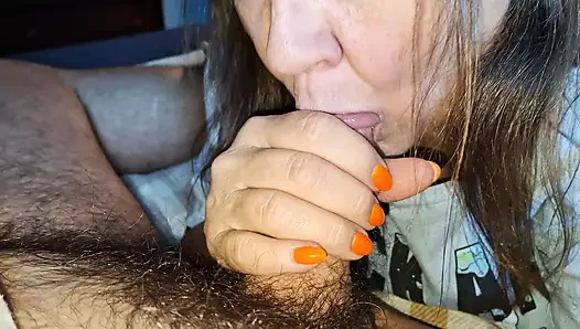 Oma von nebenan brauchte ihren rasen gebräunt, hatte aber kein geld, bot aber einen blowjob an