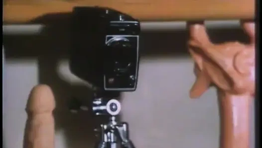 Мужик всовывает подсвечник в киску горячей блондинки