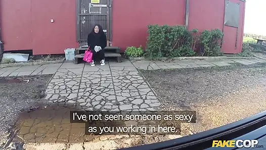 Inside girl: pantat bahenol pelayan ini dientot sama polisi