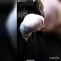 Papà gujarati mostra che cucini in videochiamata
