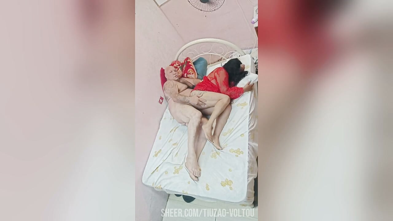유혹적인 브루넷이 크라운을 원해