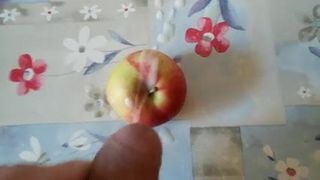 Yemeğe boşalmak - elma