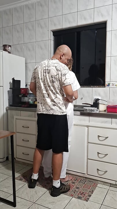 La criada fue follada por el culo en la cocina mientras lavaba los platos