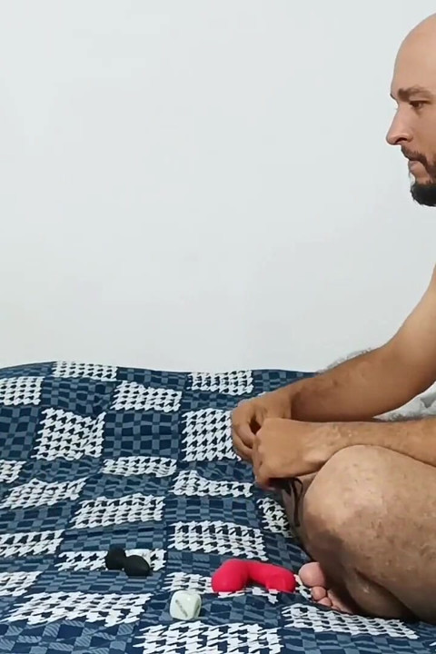 Yatak odasında oyunlar ve iyi seks, yarağının deliklerimin içinde olmasına bayılıyorum.