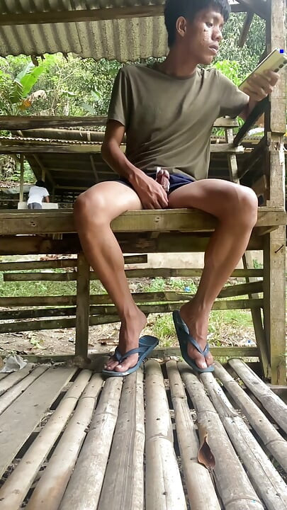Young Pinoy Twink Jerks off Secretly Outdoors