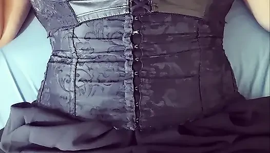 Das gothic-mädchen ist gerade heiß und will mit ihren riesigen titten spielen