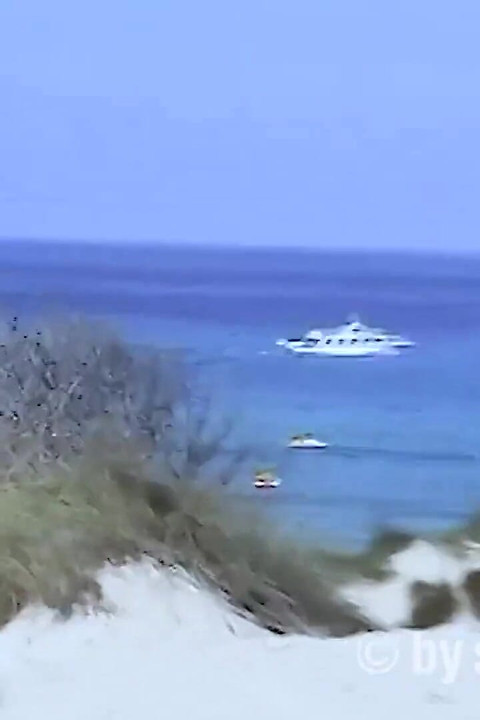Sexy Fkk Brünette Oben Ohne Am Strand