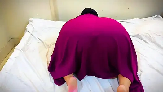 Aku nggak bisa memulai hariku tanpa ngentot bantal karena aku adalah tante super hot arab