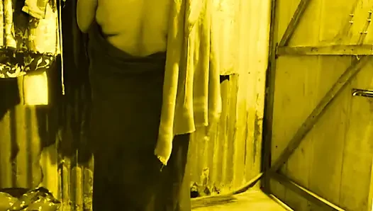 Bhabi terangsang bersetubuh keras dengan memeknya yang rapat setelah mandi.