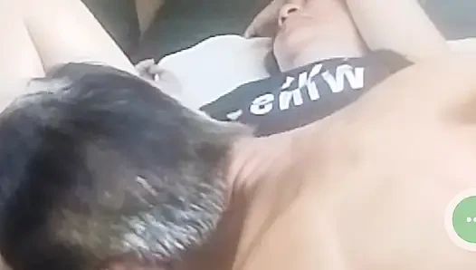 Hari ini kami bercinta. begitu banyak memek krim yang dia miliki