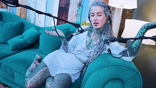Ich spreche über G - Grattitude- ASMR podcast SFW spricht goth dünnes mädchen dreadlocks tattoo-model mit tinte mädchen