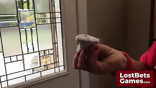 Sie stand an ihrem geburtstag nervös vor dem tattoosalon