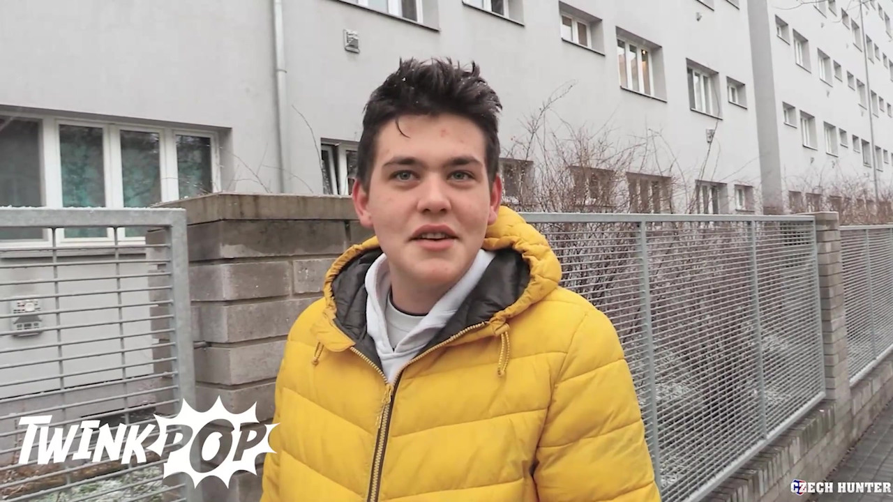 他在去买烟的路上遇到了一个愿意给他额外爱的男人 - twink pop