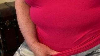 Nonna senza reggiseno che tira vestiti stretti