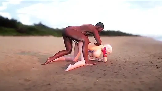 Büyük memeli sarışın 3 boyutlu plaj kızları büyük zenci yarağı tarafından götten sikiliyor