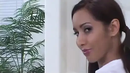 Isis love panas membungkuk untuk pejantan hitam dan mencicipi jus bola di sofa