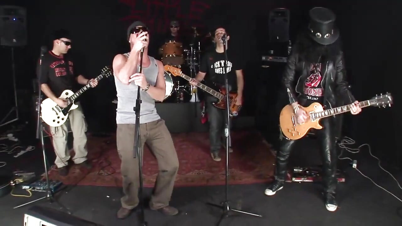 Pantat bahenol cewek hot rambut pirang dientot habis-habisan sama rockers sambil pakai stoking ketat