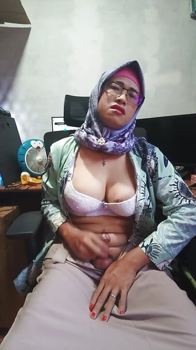 Stunning Big Tits Hijab Shemale Masturbate