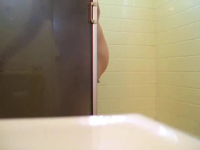 NAELLE PISSE DEBOUT !