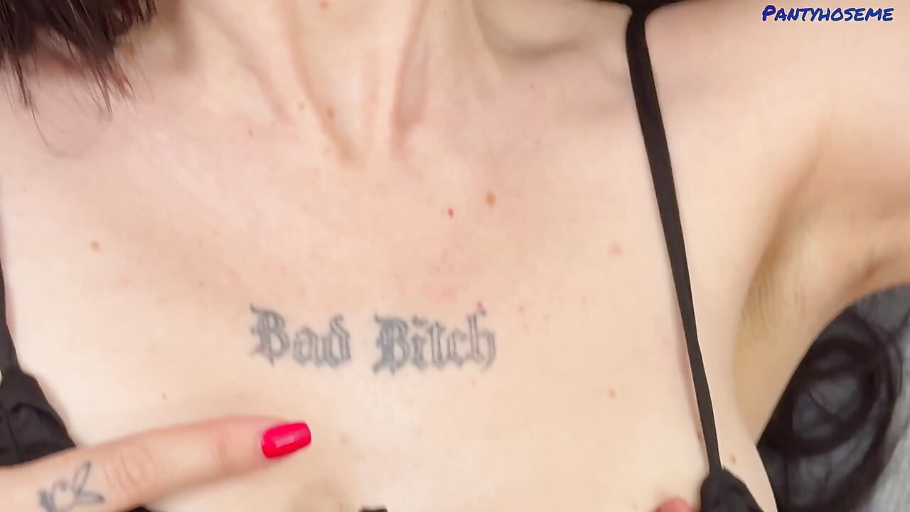 Roșcata drăguță Stacy Fort are parte de ejaculare în pizdă în ciorapi