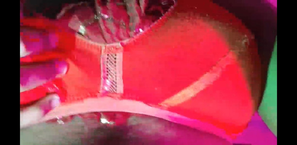 Trabajo de la mano en el club vestido de chica sujetador rojo