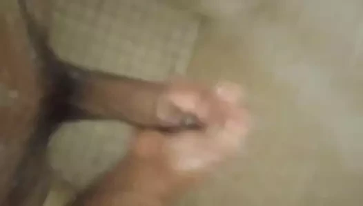 Sabunlu yarağımın tadını çıkarıyor