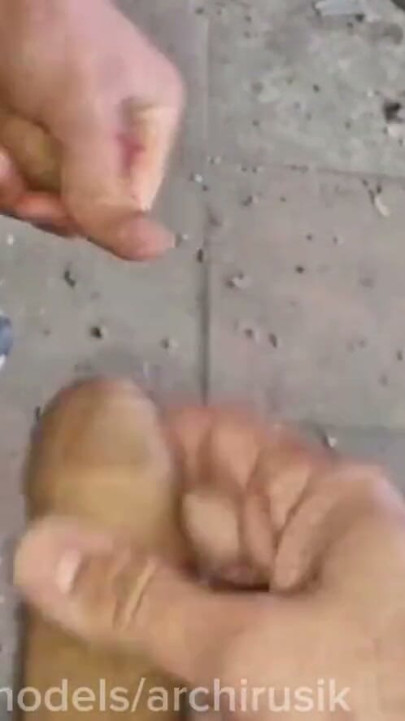 Terk edilmiş fabrikada kirli sik ağızda, sissy femboy orospu sik emiyor | Bölüm 1