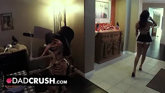 DadCrush - сладкая крошка празднуется Holloween, получая ее тугую щель жестко вспахали большим членом