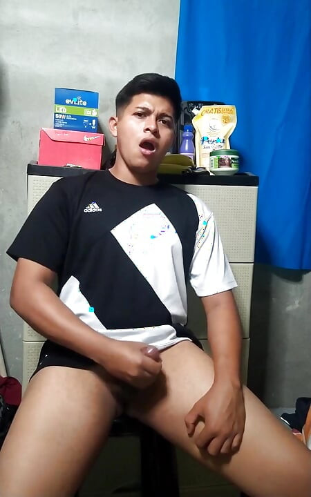 एलन टोकर्स अपने कमरे में हस्तमैथुन करती है 1