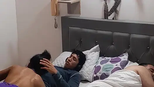 Ich ficke den freund meines freundes und bitte ihn, mich einzudringen