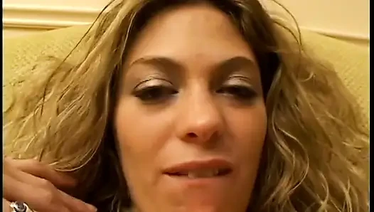 Kıvırcık saçlı fahişe uzun süre adamın sikini yalamanın tadını çıkarıyor