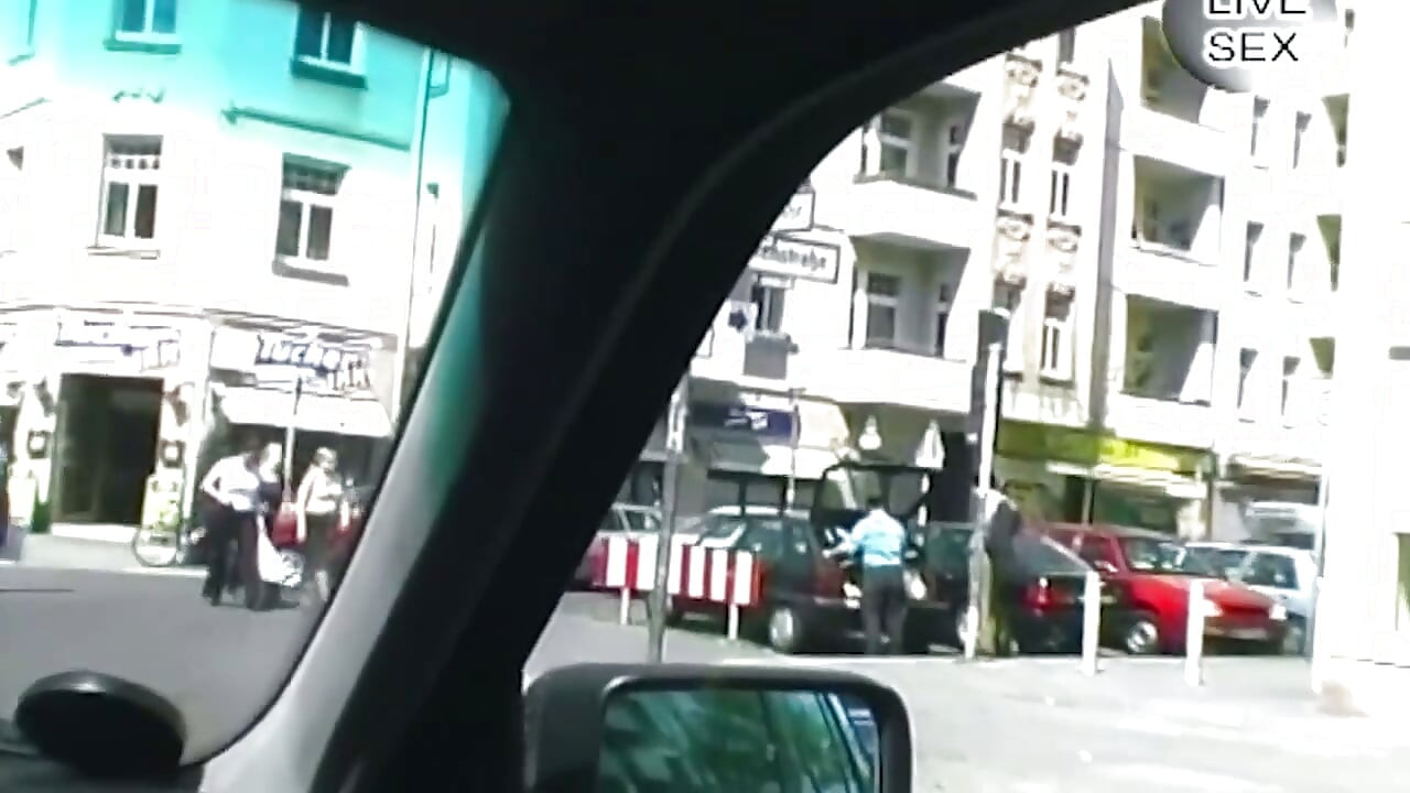A csaj kék dildóval döngeti a nedves punciját az autóban