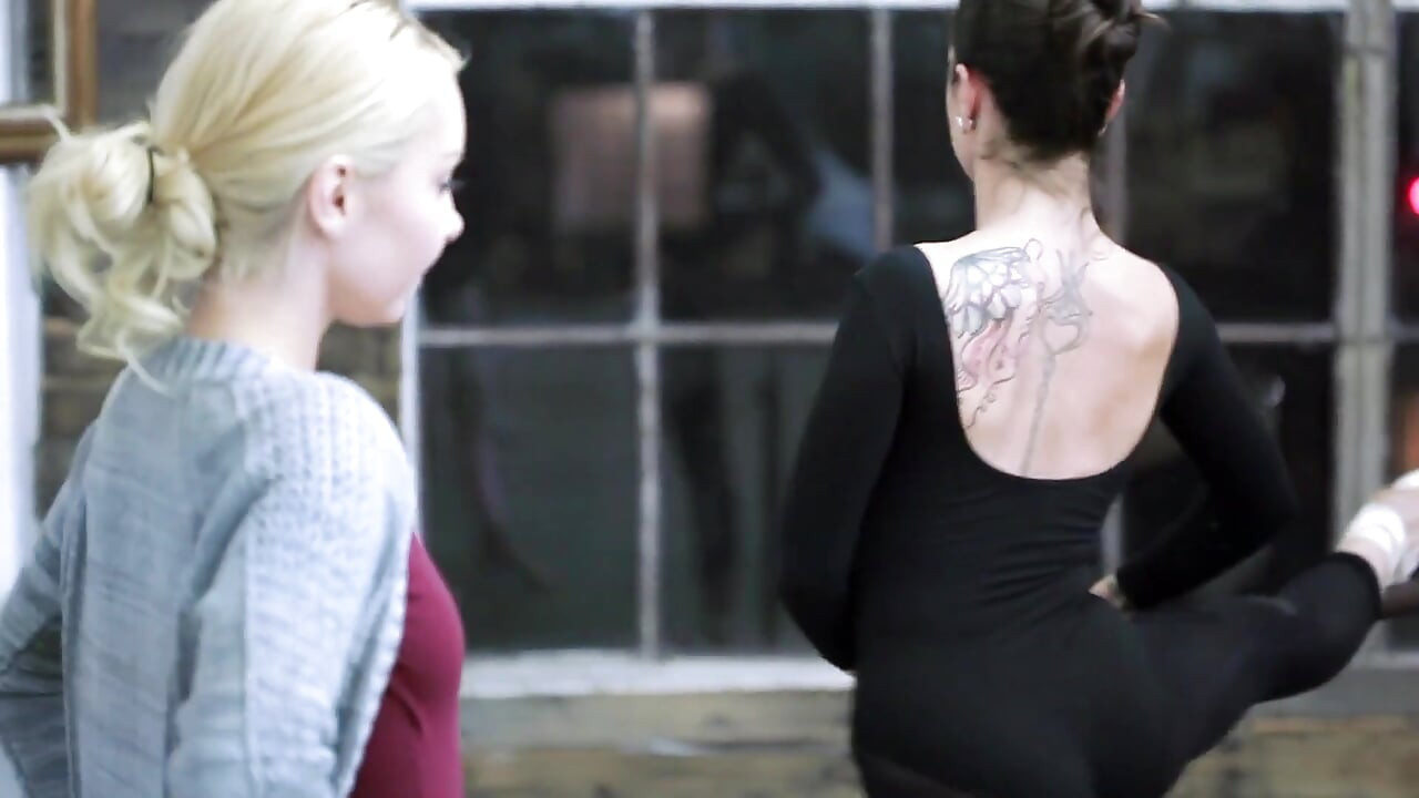 Balettflickor som har en paus