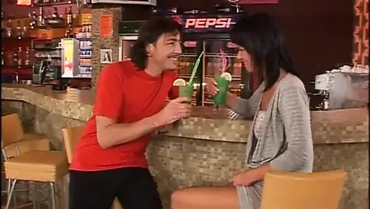 Сексуальная брюнетка трахается в задницу в пабе... сперма в рот