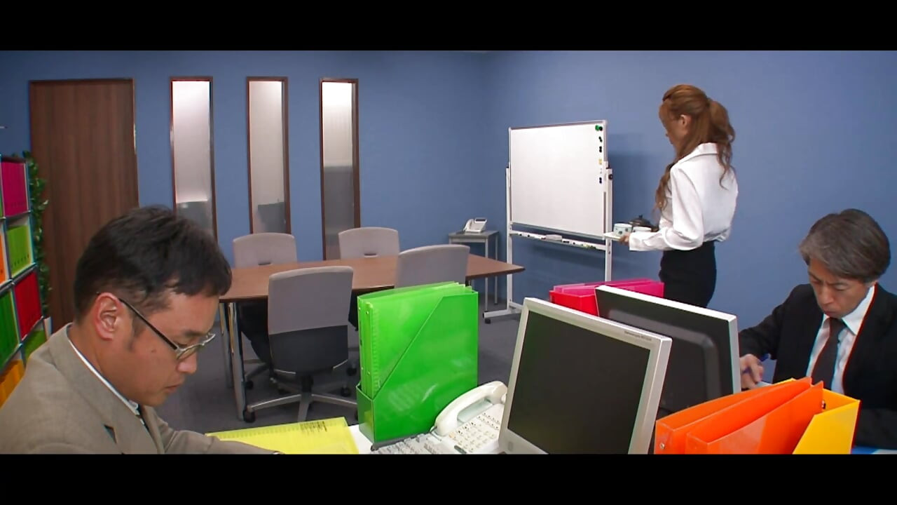 Gata se inclina enquanto é dedada e fodida fundo em ambos os buracos