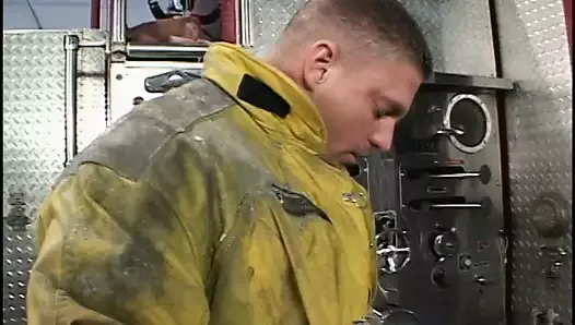 Une livreuse de pizzas se fait baiser et éjaculer sur le visage par la bite d'un pompier