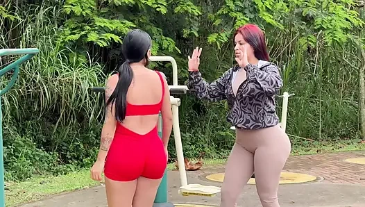 LEZBİYENLER!! sokakta kişiye özel YOGA dersleri çok