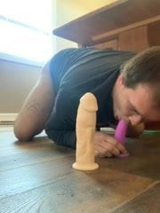 Solo dildo sissy suck