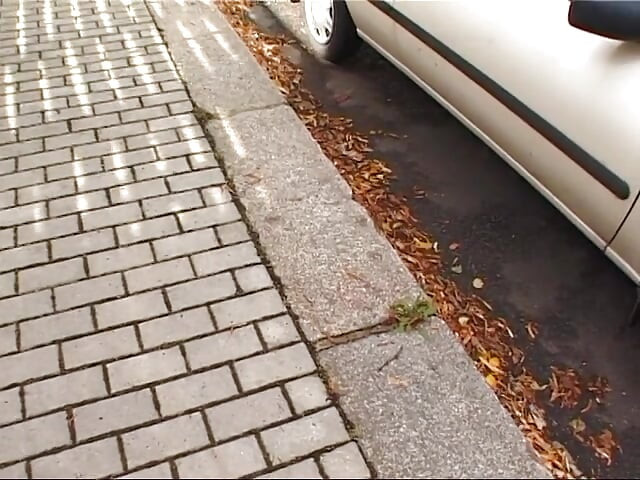 Blondynka palcuje swoją dziurę miłosną