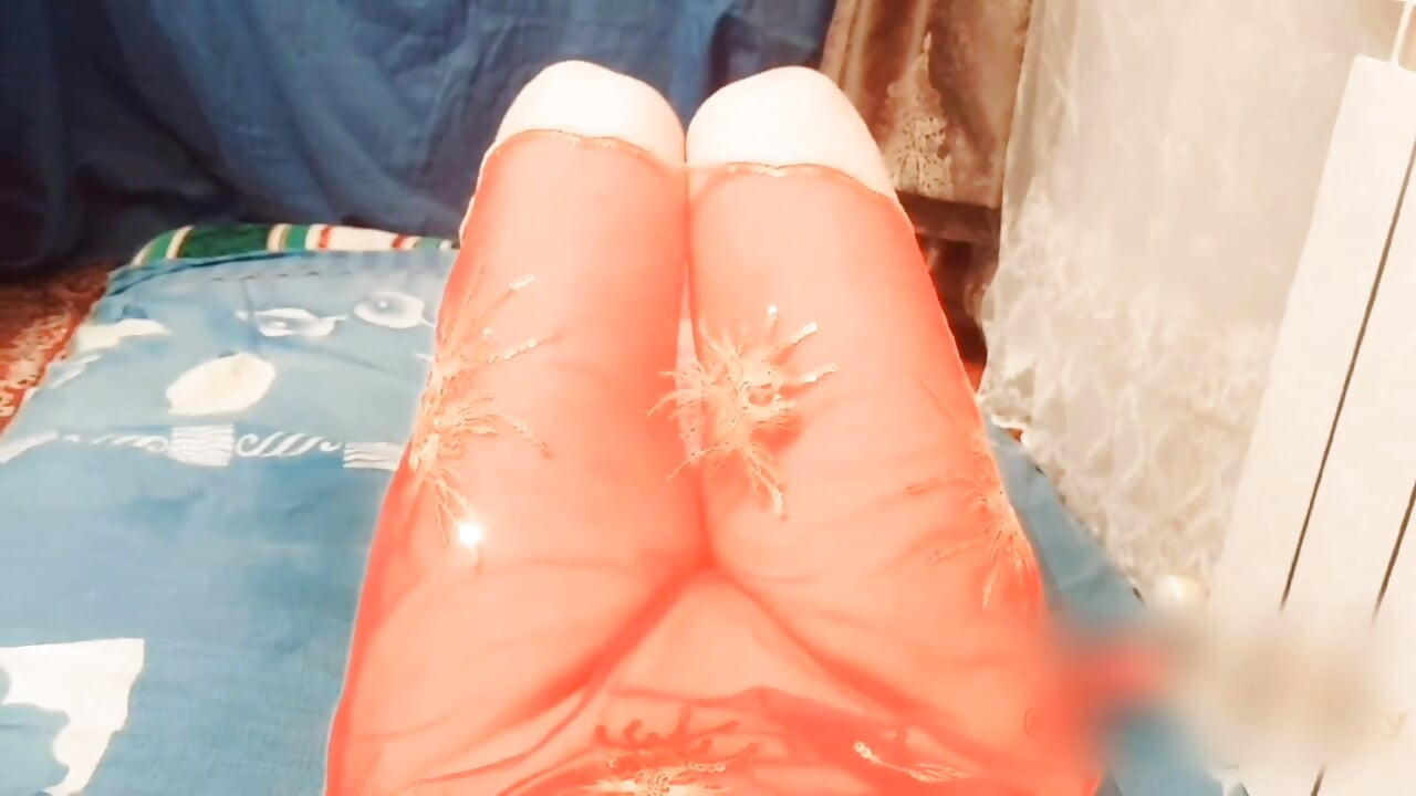 Slatki femboy grize jagodu sa sramežljivim malim osmijehom