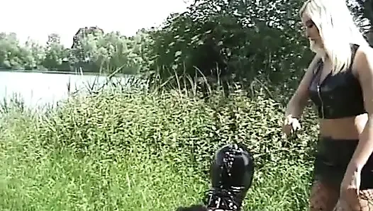 Над кроссдрессером доминирует сексуальная блондинка