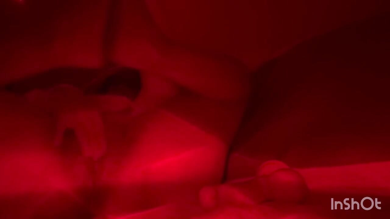 छोटी सौतेली बहन अपनी चूत तैयार करती है।