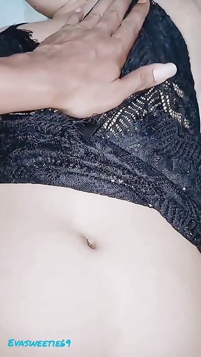 Fată frumoasă sexy purtând lenjerie neagră în Jilmek în Entot gemete, țipând epuizată