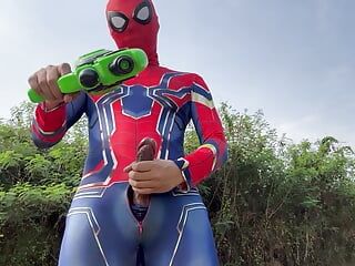 Asiatischer Spiderman im Songkran Festival 2024