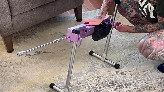 Schau zu, wie ich von meiner sexmaschine gefickt werde und habe einen echten orgasmus!