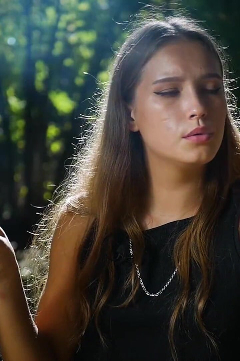 สาวรัสเซียเซ็กซี่สูบบุหรี่ในสตูดิโอในร่ม